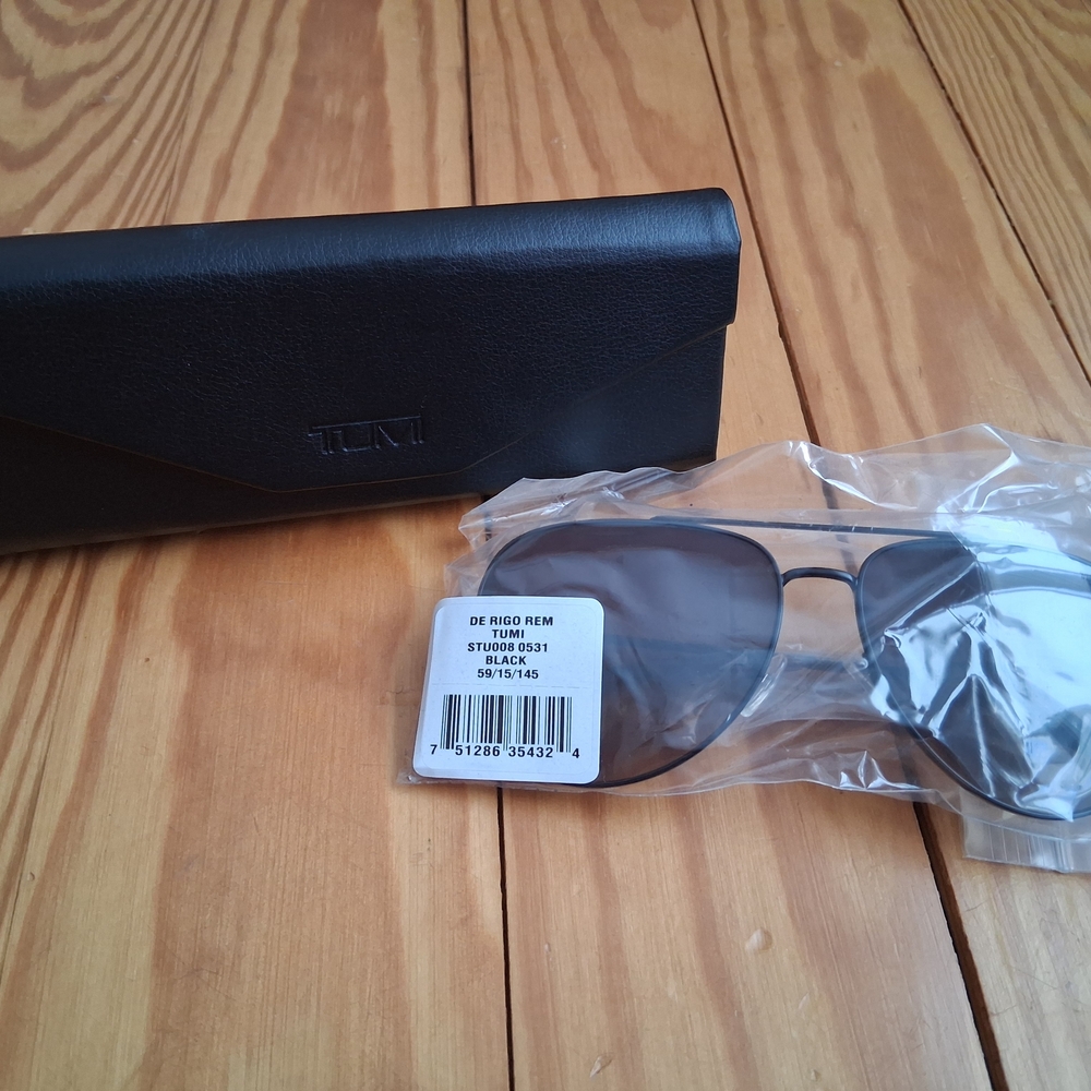 TUMI Aviators With Black Leather Sunglasses Case STU008